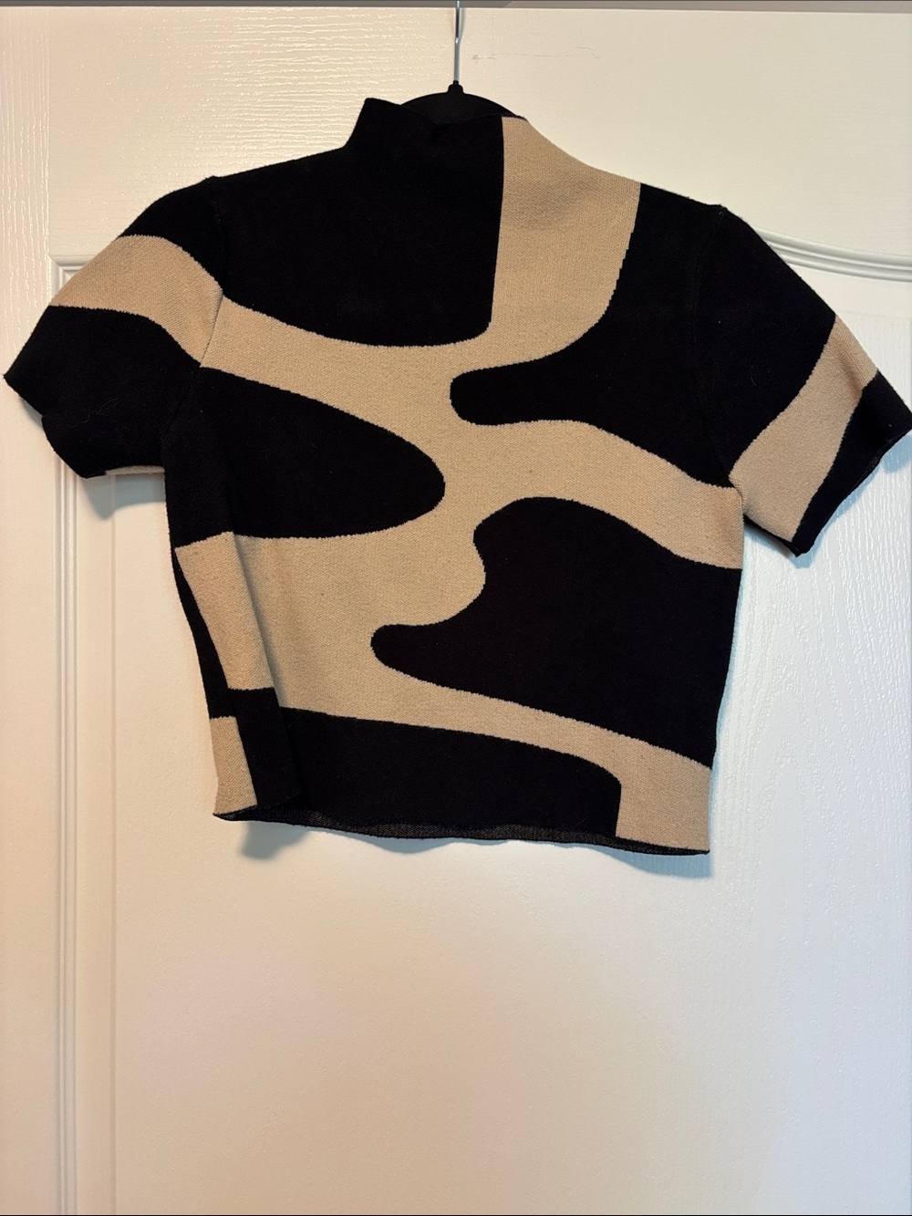 CIDER Black and Beige Abstract Short-Sleeve Turtleneck Sweater